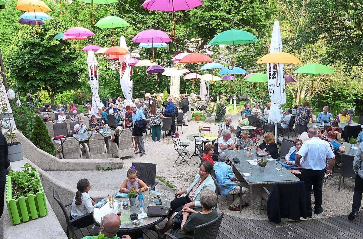 Ein sommerlich-schönes Ambiente bot sich auf der Terrasse des Kurhaus-Restaurants Melange beim Empfang zum 40-jährigen Städtepartnerschaftsjubiläum. Foto: Ziegelbauer