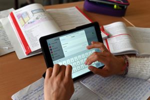 Ein Schüler lernt am Computer. Auch die Bildungseinrichtungen in Balingen erhalten  eine neue digitale Ausstattung. Foto: Deck