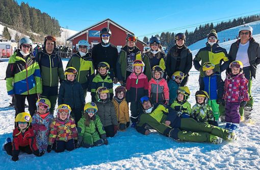 Der Bambini-Kurs in Waldau erfreut sich immer größerer Beliebtheit. Der Skiclub Nordhalden kann dabei mit seinem großen eigenen Skischulteam fast eine Eins-Zu-Eins-Betreuung für die jungen Skifahranfänger im Alter von vier und fünf Jahren leisten. Foto: Conny Hahn
