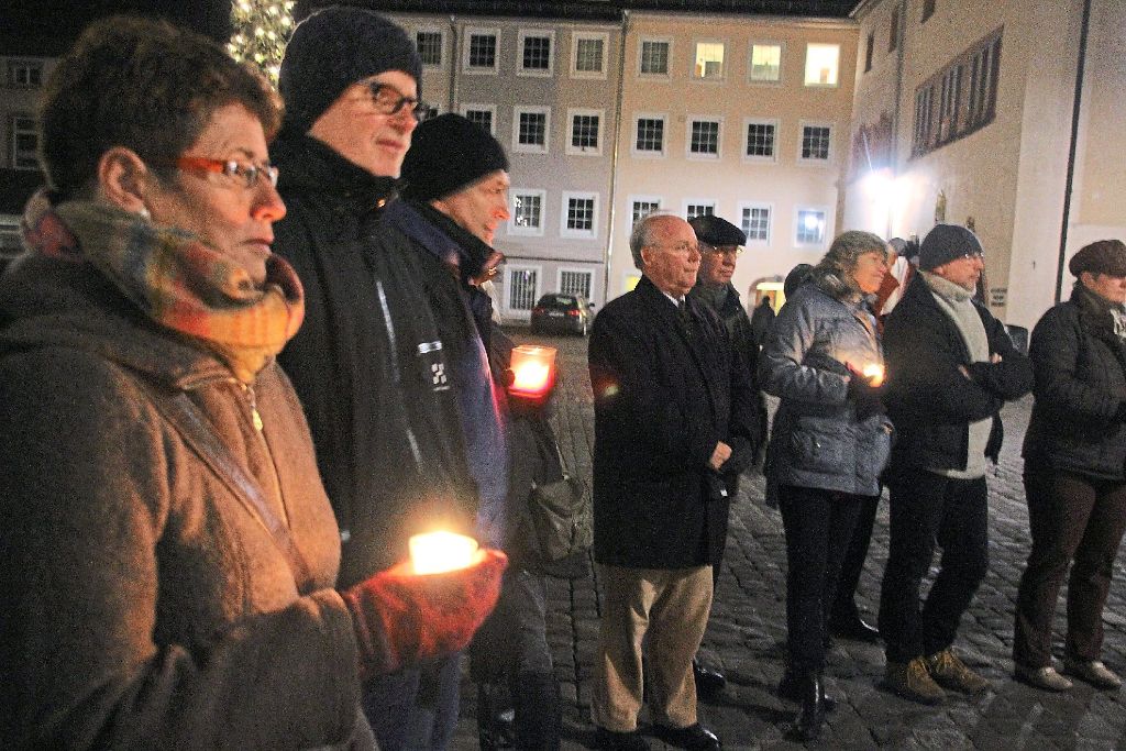 Rund 50 Menschen gedachten am Sonntagabend bei einer Mahnwache auf dem Villinger Münsterplatz der Euthanasieopfer des Nazi-Regimes.  Foto: Heinig Foto: Schwarzwälder-Bote