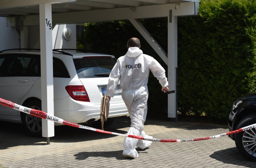 Spurensicherung am Tatort in Ravensburg. Ein 53-Jähriger soll seine Frau und die beiden Stieftöchter getötet haben.