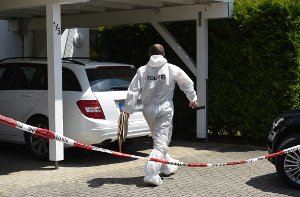 Spurensicherung am Tatort in Ravensburg. Ein 53-Jähriger soll seine Frau und die beiden Stieftöchter getötet haben. Foto: dpa