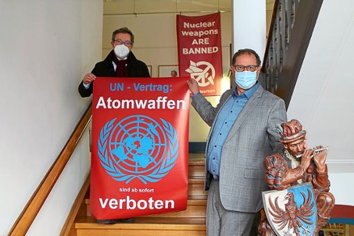OB Jürgen Roth, Mayor for Peace in VS (rechts), und  Helmut Lohrer, Arzt und Mitglied bei IPPNW und ICAN aus Pfaffenweiler, halten ein Plakat zum wichtigen Tag. Foto: Stadt VS Foto: Schwarzwälder Bote