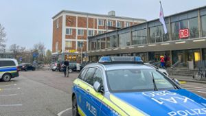 Messerattacke am Bruchsaler Bahnhof: Polizei sucht Verdächtigen