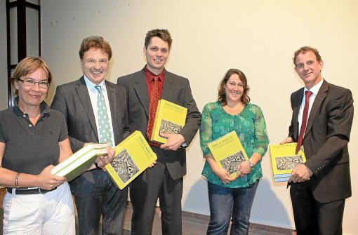 Simone Maiwald, Adelbert Hugger, Robert Fecher, Martina Meyr und Dirk Krausse (von links) bei der Buchpräsentation.  Foto: Hermann Foto: Schwarzwälder-Bote
