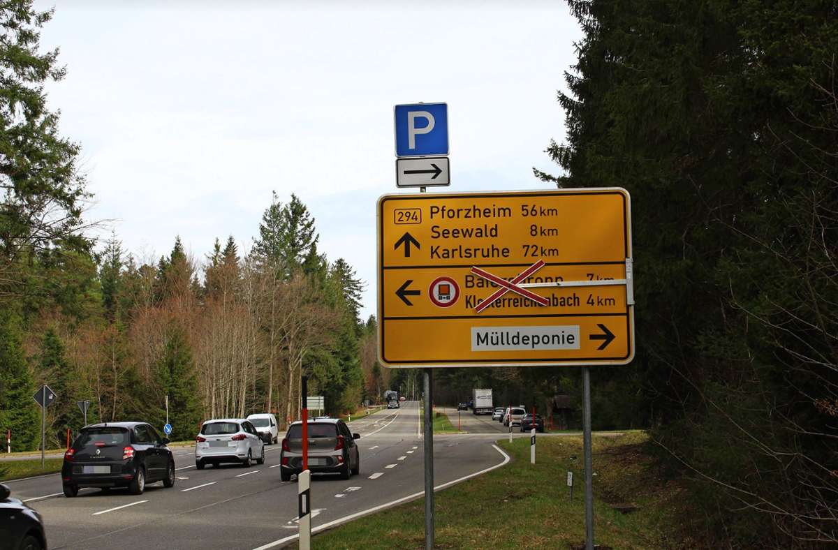 Der Wegweiser in Richtung Baiersbronn und Klosterreichenbach ist durchgestrichen. Doch warum? Foto: Haier