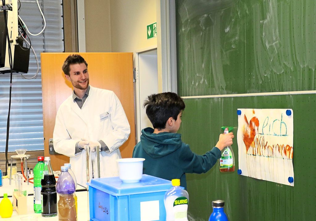 Farbig wird es im Fach Chemie an der Realschule:  Lehrer Thomas Hasenhindl bezieht die Schüler dabei ein (links). Eine elektrische Schaltung und eine kleine Taschenlampe basteln die künftigen Fünftklässler des Gymnasiums  in Physik (rechts). Fotos: Kommert