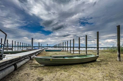 Niedrigwasser am Bodensee: Am Untersee ist das Ufer ausgetrocknet, viele Boote liegen auf dem Trockenen. Foto: imago//Andreas Haas