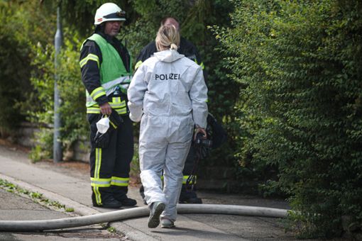 Kriminalbeamte sicheren direkt nach dem Ende der Löscharbeiten Spuren an dem Tatort. Foto: Marc Eich