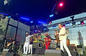 „Roberto Santamaria & Band“ feiern mit den Zuschauern in Balingen eine Latin-Party. Foto: Dennis Breisinger