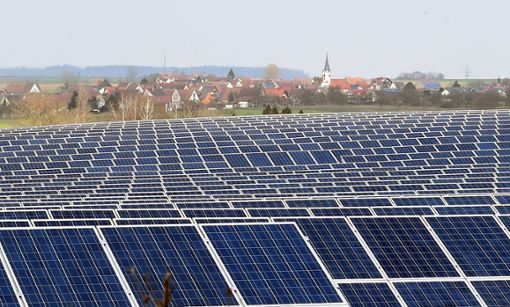 Solarparks an der Autobahn gibt es einige – wie hier bei Weitingen. Foto: Hopp