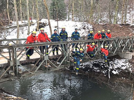 Männer des Schramberger THW haben in der Rhodia eine Behelfsbrücke errichtet.   Fotos: THW Foto: Schwarzwälder-Bote