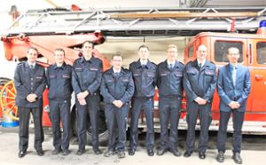 Kommandant Ralf Laufer (links) und Bürgermeister Torben Dorn (rechts) freuen sich über zahlreiche neue und beförderte Feuerwehrleute.  Foto: Preuß Foto: Schwarzwälder Bote