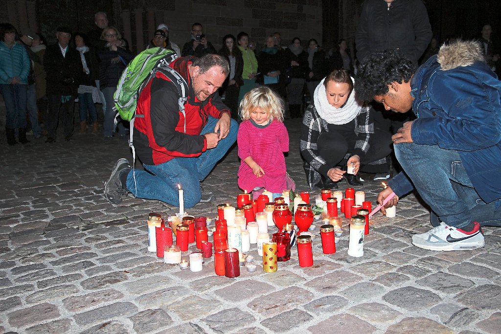 Doppelstadt gedenkt der Opfer in Paris.