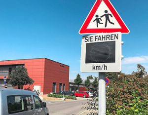 Die Geschwindigkeitsmess­tafel nahe in Hüfingen der Lucian-Reich-Schule. Foto: Göbel Foto: Schwarzwälder Bote