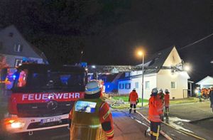 Mit einem Großaufgebot bekämpft die Blumberger Feuerwehr am Dienstagabend einen Hausbrand in der Schwarzwaldstraße. Foto: Feuerwehr