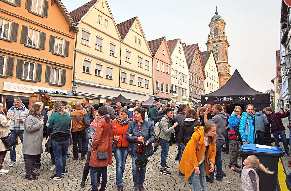 Numerous visitors to the third and final Tischlein-deck-Dich evening market are expected in the center of Hechingen Photo: Jauch