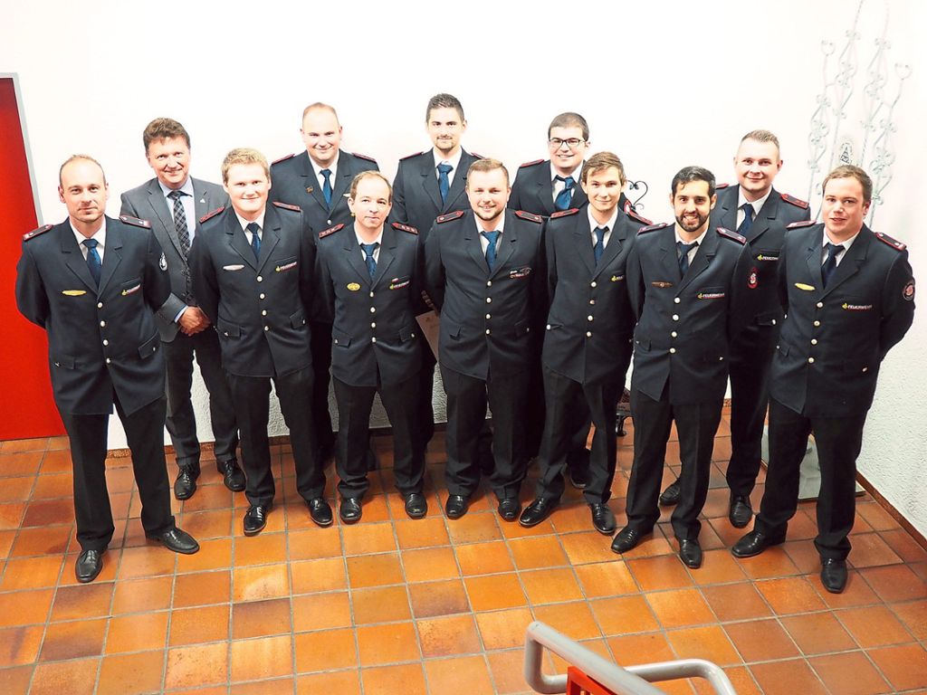 Elf Feuerwehrmänner nahmen bei der Versammlung ihre Beförderungen entgegen. Fotos: Reinhard