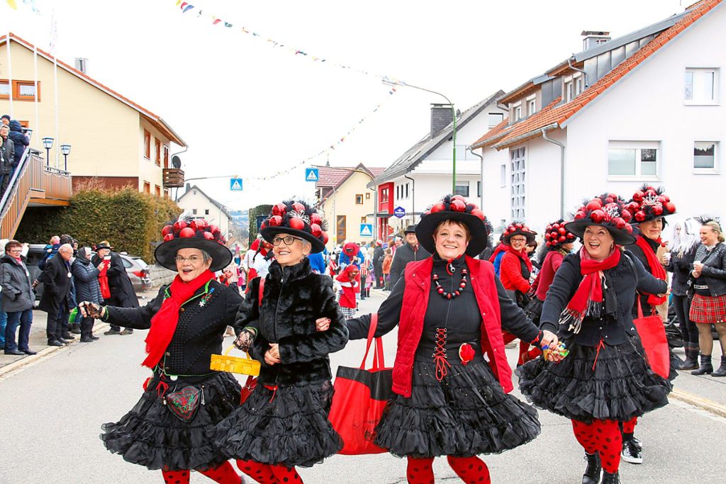 Temperamentvoll tanzen die schönen Schwarzwald-Mädchen So schee auf der Dorfstraße.