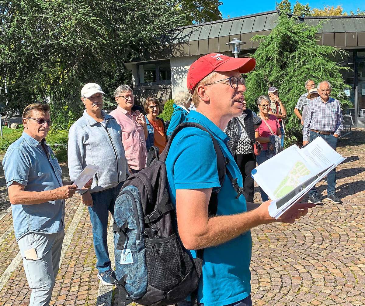 Hans Michael Burkhardt informierte im Rahmen des Spaziergangs mit dem Bürgermeister über aktuelle Themen in Jettingen. Foto: Priestersbach