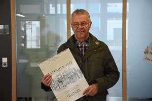 Wilfried Steinhart bringt den Villingen-Kalender mit den Bildern von Traugott Wöhrlin für die Druckerei Revellio unters Volk. Foto: Eich Foto: Schwarzwälder-Bote