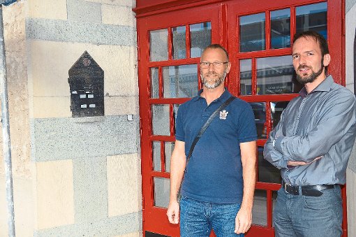 Pfarrer Michael Jonas (rechts) mit Architekt Roland Hess vor der farblich neu gestalteten Eingangstür des Gemeindehauses. Links: Details im Innern. Fotos: Fritsche Foto: Schwarzwälder-Bote