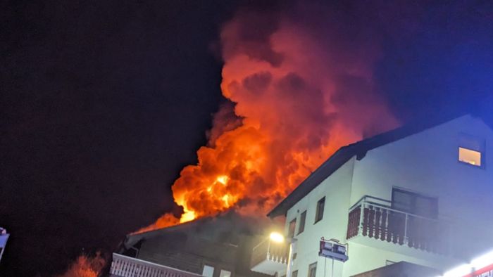 100 Feuerwehrleute kämpfen über Stunden gegen Flammen