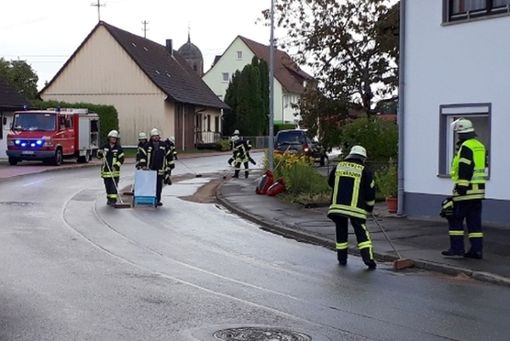 Gefahr in der Kurve: Die Feuerwehr bindet das ausgelaufene Motor-Öl. Foto: Herzog