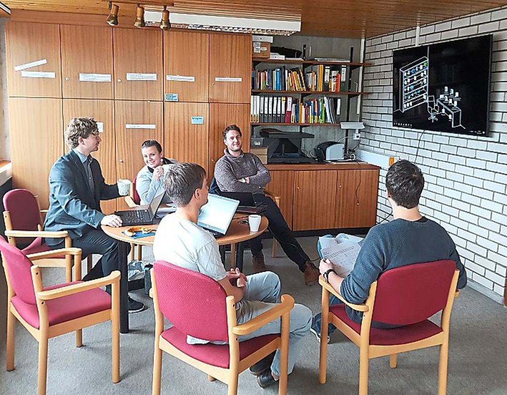 Matthias Matzner (links) erklärt einigen Lehrern der GMS Neubulach die Vorzüge des neuen Programms. Foto: Schule Foto: Schwarzwälder Bote