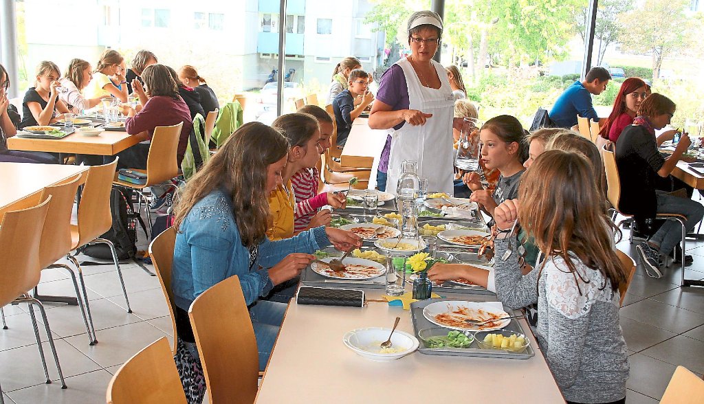 Guten Appetit!: Das neu angebotene Mensaessen für Blumberger Schüler wird gut angenommen und von den jungen Essern durchweggelobt. Foto: Derksen