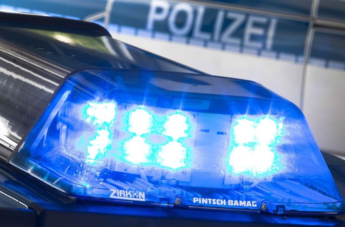 Unfallflucht in Oberndorf: Mit Auto gegen Gartenmauer gefahren