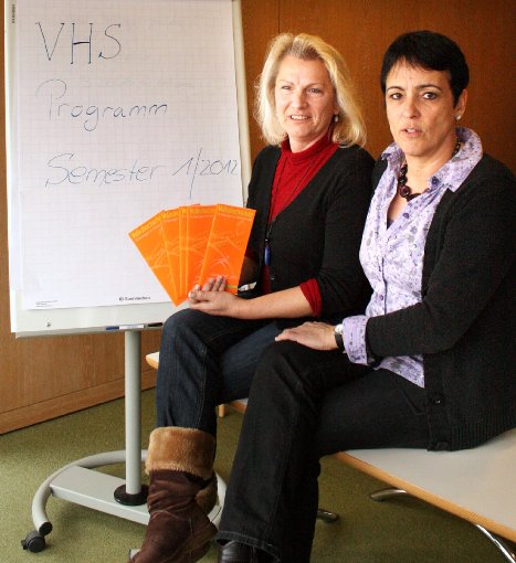 Roswitha Gruseck-Maier (links) und Viktoria Wehrle von der Volkshochschule. Foto: Hübner Foto: Schwarzwälder-Bote