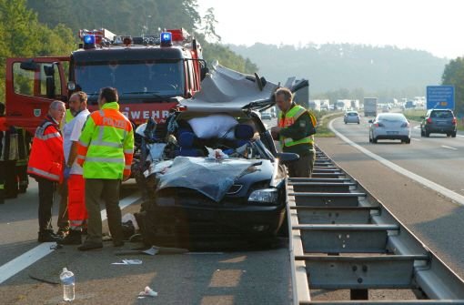 Polizei und Rettungskräfte arbeiten nach einem tödlichen Verkehrsunfall am Samstag auf der Autobahn A6 zwischen Feuchtwangen-Nord und dem Autobahnkreuz Feuchtwangen/Crailsheim. Eine Frau ist dabei ums Leben gekommen. Foto: dpa