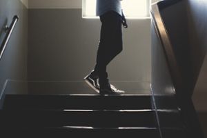 Ein 21-Jähriger gab an, dass ihn der 31-Jährige die Treppe heruntergestoßen habe. (Symbolfoto) Foto: Free-Photos / pixabay