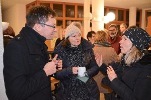 Viele Simmozheimer nutzten am Silvesterabend die Gelegenheit, mit dem neuen Bürgermeister Stefan Feigl (links) ins Gespräch zu kommen.  Foto: Bausch Foto: Schwarzwälder-Bote