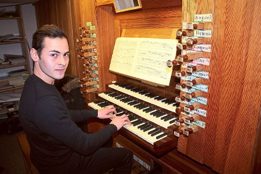 Kristjan Penkofer an der Remy-Mahler-Orgel der Christuskirche. Foto: Fischer Foto: Schwarzwälder-Bote