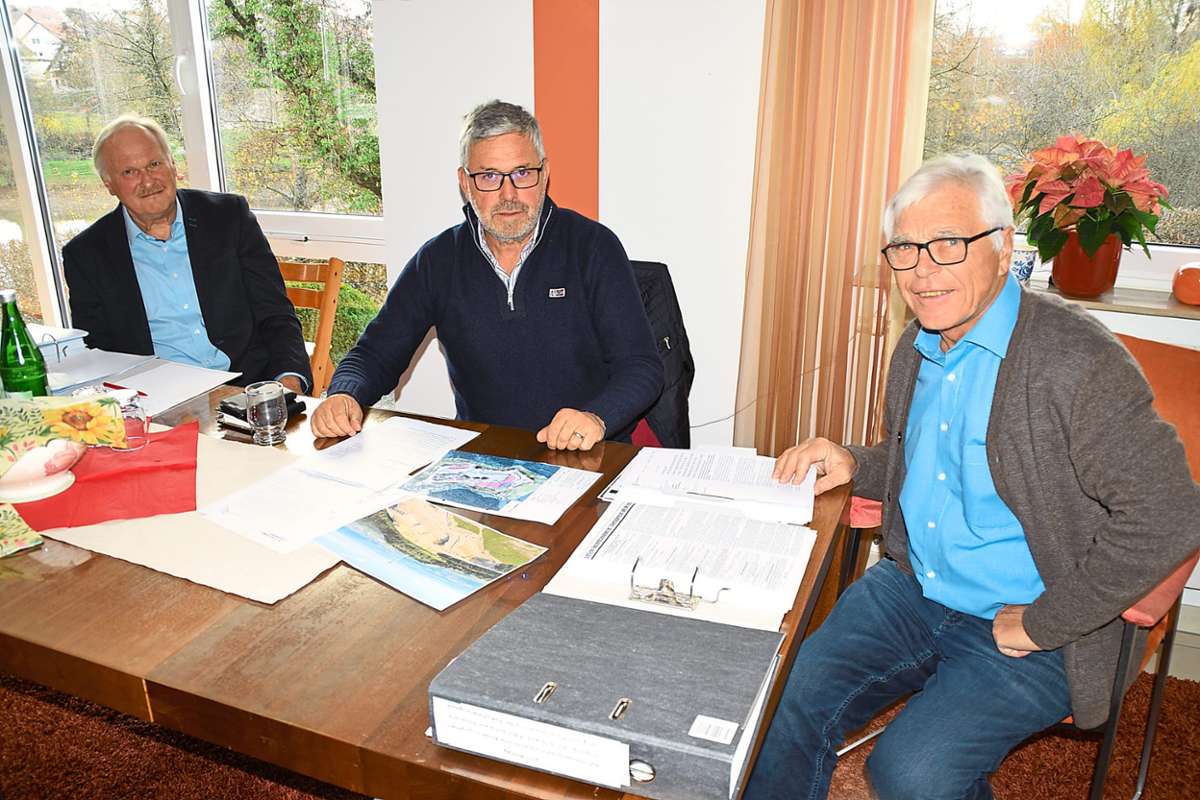 Die NUZ-Vorsitzenden Siegfried Rall (von links), Bernd Effinger und Norbert Majer studieren die Pläne für die Holcim-Änderungsgenehmigung auf dem Plettenberg.Foto: Visel Foto: Schwarzwälder Bote