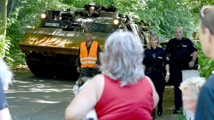 Bundeswehr birgt Panzer aus Villa bei Kiel