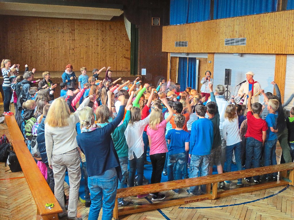 Der Musicus Spiritus begeisterte die vielen Schülern in nur 60 Minuten für die Musik.   Fotos: Grundschule