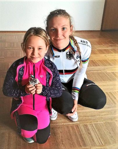 Gerne posierte die Weltmeisterin Alessa-Catriona Pröpster mit den Gesamtsiegern der Schnupperserie.  Foto: Bohnenberger Foto: Schwarzwälder Bote