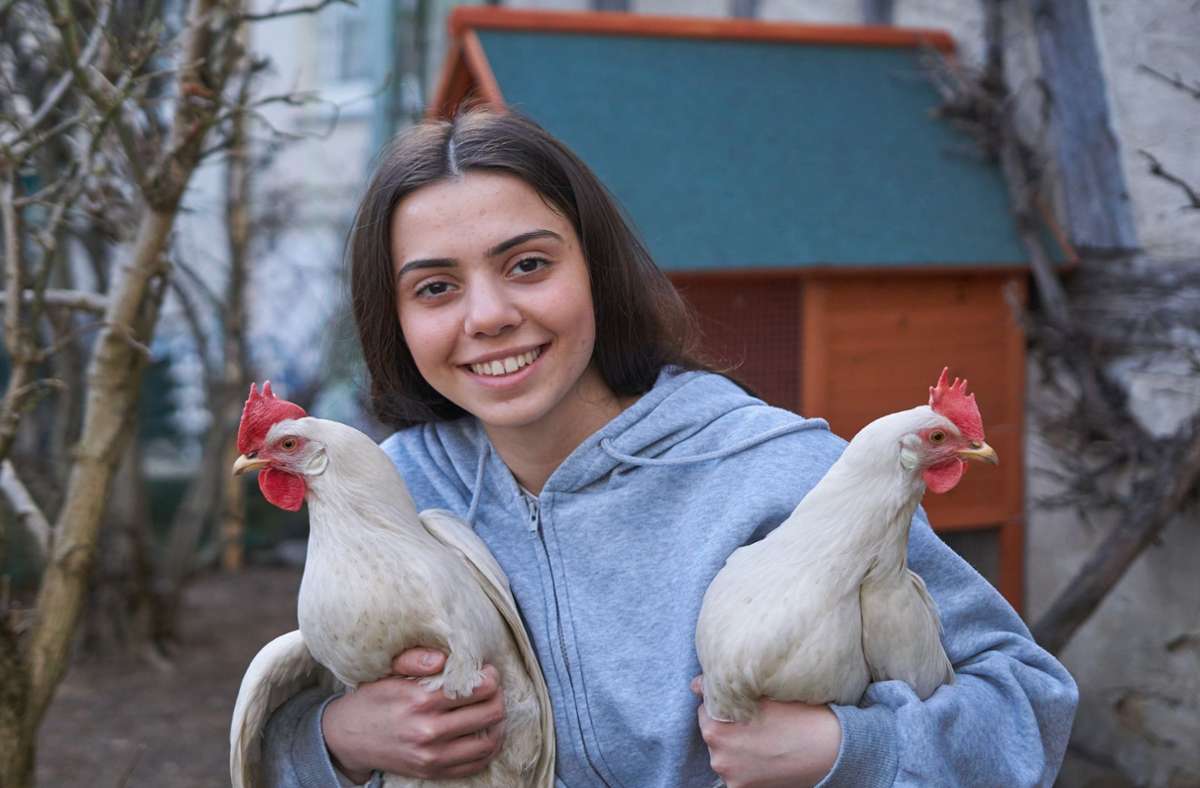Leonora Ymeri  aus Rottenburg mit ihren beiden Hühnern. Foto: Jürgen Lück