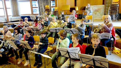 Der Freitagnachmittag gehört seit Kurzem der Musikprobe in der neuen Bläserklasse der Römerschule. Foto: Schule Foto: Schwarzwälder-Bote