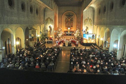 Gut besucht war die Christmette in der  Burladinger St.-Fideliskirche mit Pfarrer Konrad Bueb.  Fotos: Pfister Foto: Schwarzwälder Bote