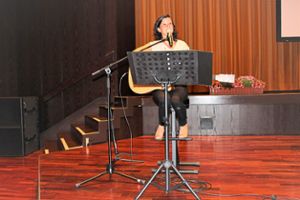 Steffi Neumann macht den Gläubigen mit ihren Liedern Mut. Foto: Breisinger Foto: Schwarzwälder Bote