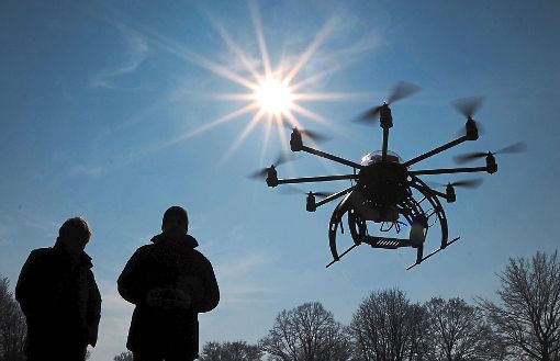 Wer eine Drohne am Himmel kreisen lässt, muss einige Regeln  beachten.  Foto: Stratenschulte Foto: Schwarzwälder-Bote