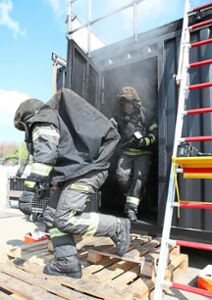Richtig heiß wurde es den Feuerwehrkameraden bei den Übungen im Inneren des Übungs-Containers. Foto: Wagner Foto: Schwarzwälder Bote