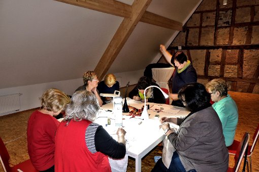 Heike Götz zeigt, wie es geht: Auf dem Heuboden der Erlaheimer Kulturscheune erläutert sie interessierten Frauen das Sticken. Foto: Meschkan Foto: Schwarzwälder-Bote