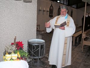 Pfarrer Hermann Barth weiht das Dreikönigswasser. Foto: Hölsch Foto: Schwarzwälder Bote