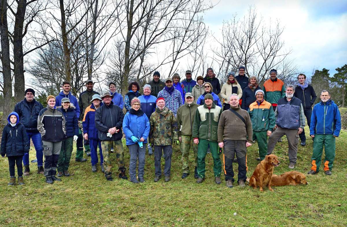 Über 40 ehrenamtliche Helfer trafen sich am Samstag zum zweiten Landschaftspflegetag auf dem Nagolder Eisberg. Foto: Priestersbach
