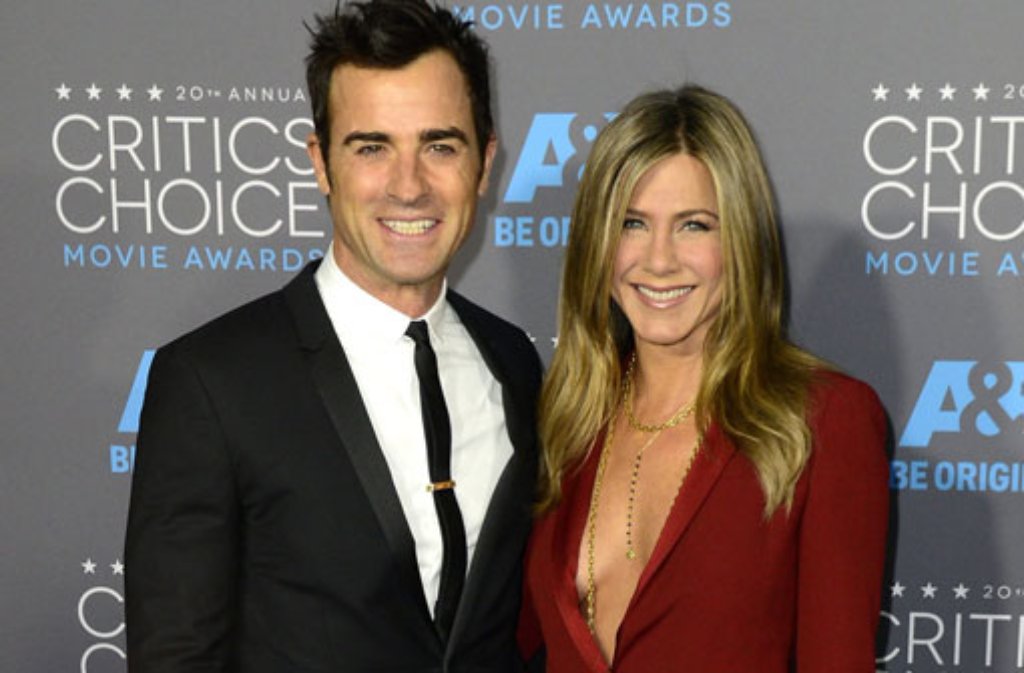 Tiefe Einblicke gewährte bei den Critics Choice Awards der Gucci-Anzug von Jennifer Aniston. Hochgeschlossen kam ihr Verlobter Justin Theroux.